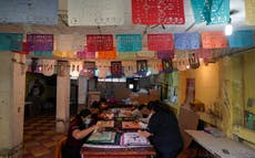 Artesanos mexicanos preservan decoraciones de Día de Muertos