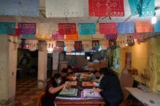 Artesanos mexicanos preservan decoraciones de Día de Muertos