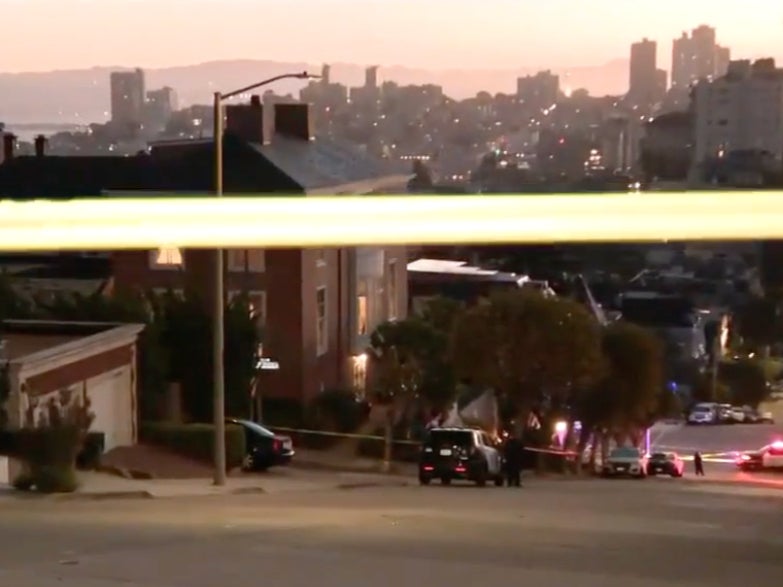 La policía es vista fuera de la casa de Nancy Pelosi en San Francisco después de que agredieran violentamente a su marido Paul Pelosi