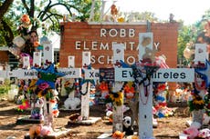 Familias de víctimas de Uvalde buscan cambios con elecciones