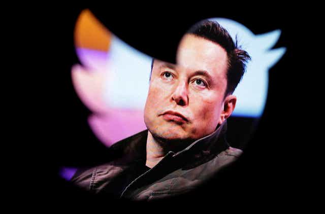 "El pájaro está liberado", tuiteó Musk, poco después de que se hiciera oficial la adquisición.