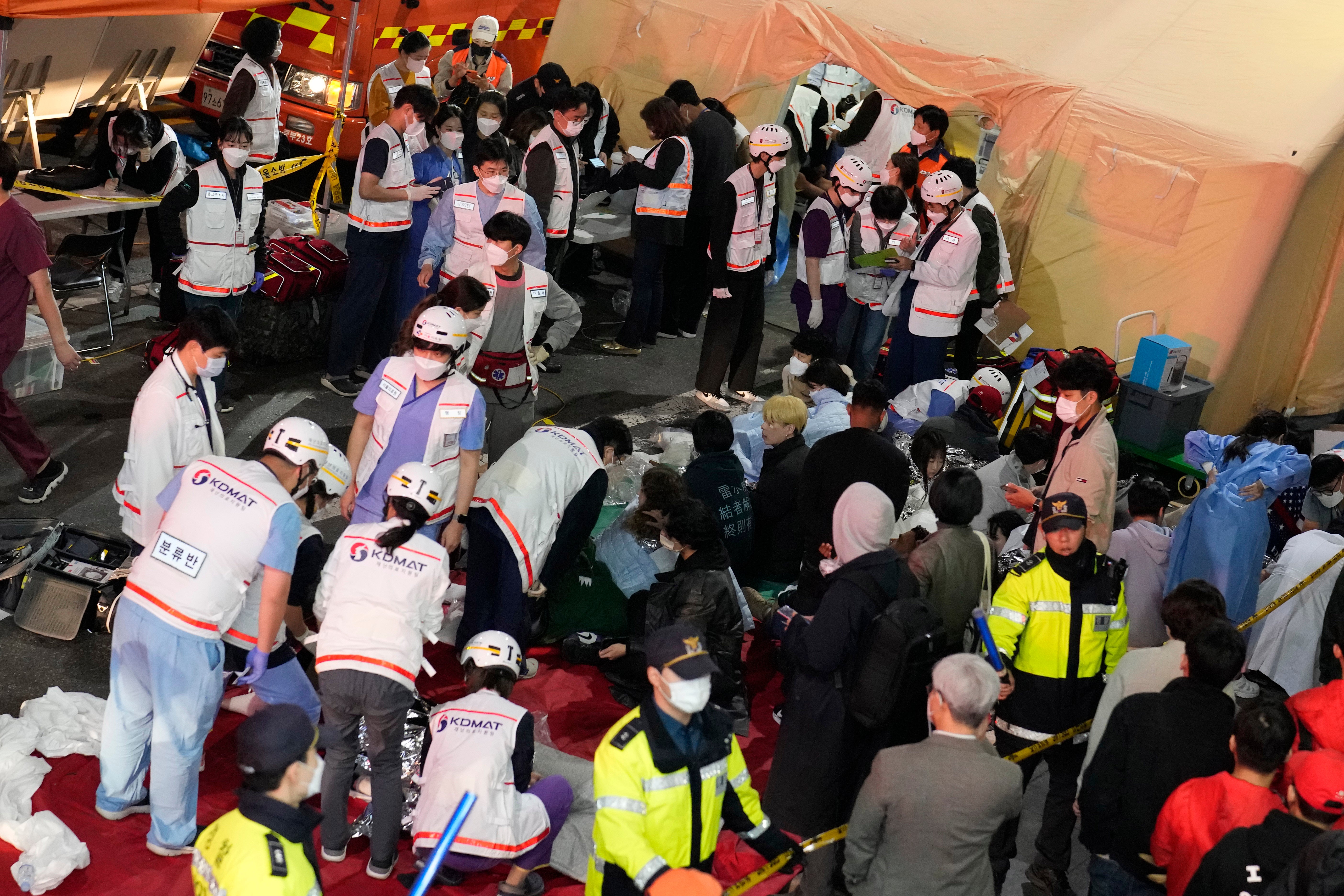 Los equipos de rescate atienden a los heridos en la calle cerca del lugar de los hechos en Seúl