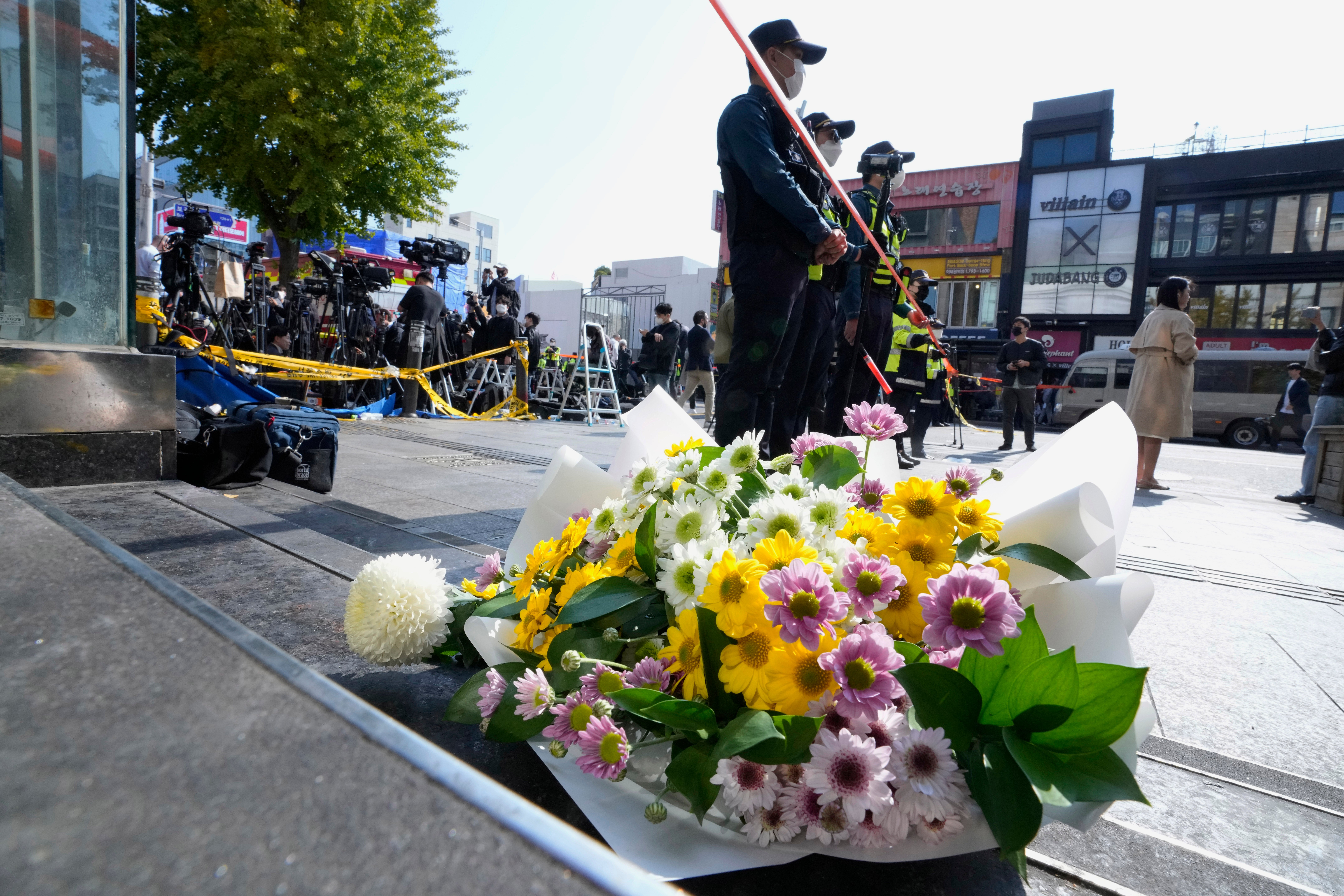 Flores colocadas cerca del lugar del accidente mortal en Seúl