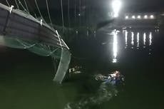 32 muertos por derrumbe de puente en India