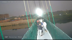 Vídeo muestra a personas “sacudiendo de manera intencional” el puente de la India momentos antes del colapso