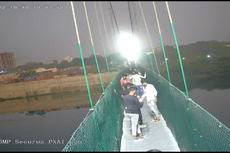 Vídeo muestra a personas “sacudiendo de manera intencional” el puente de la India momentos antes del colapso