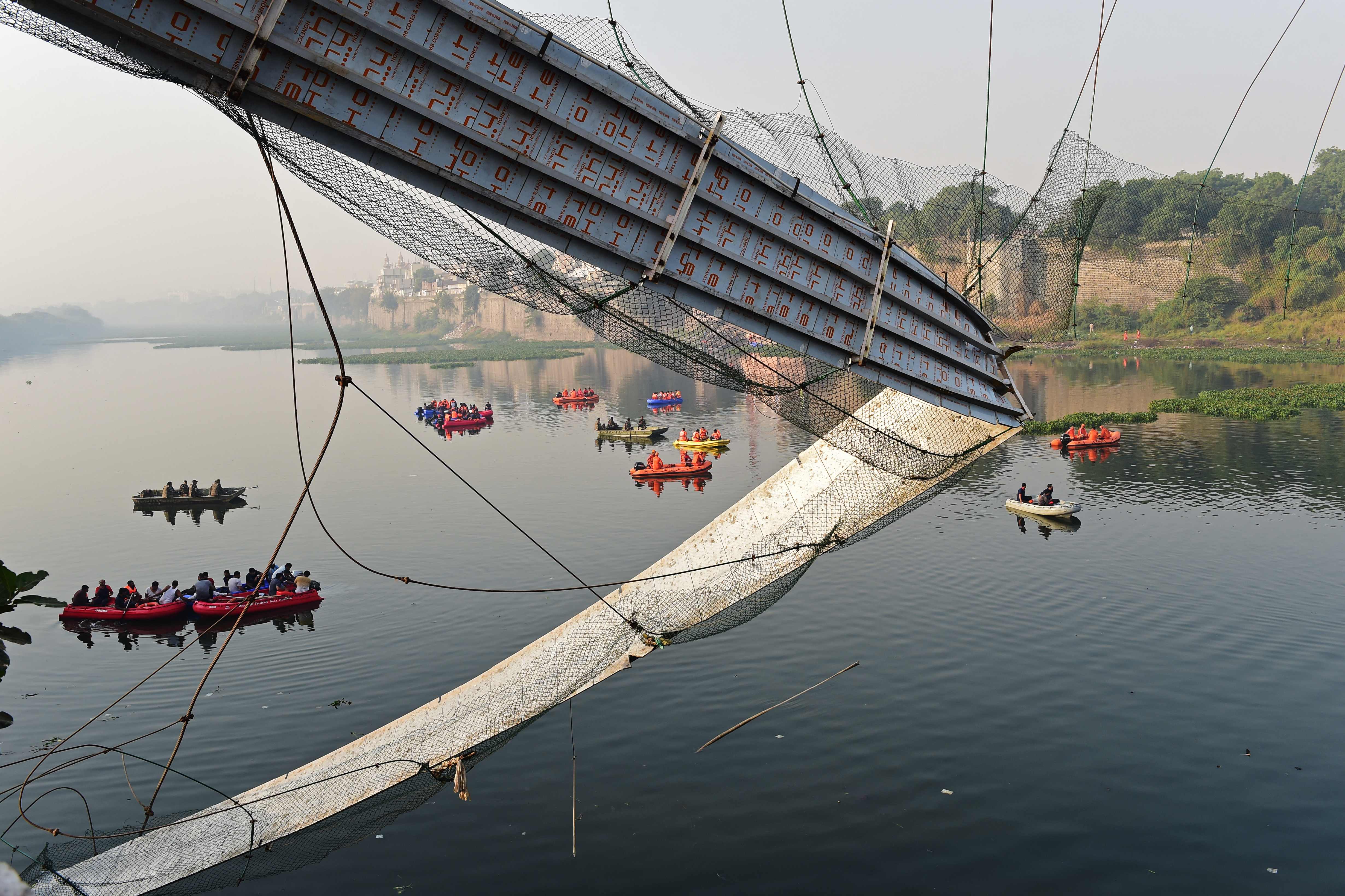 El personal de rescate lleva a cabo operaciones de búsqueda después de que un puente sobre el río Machchhu se derrumbara en la ciudad Morbi, en el estado indio de Gujarat