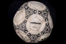 Subastarán el balón de la “Mano de Dios” de Diego Maradona