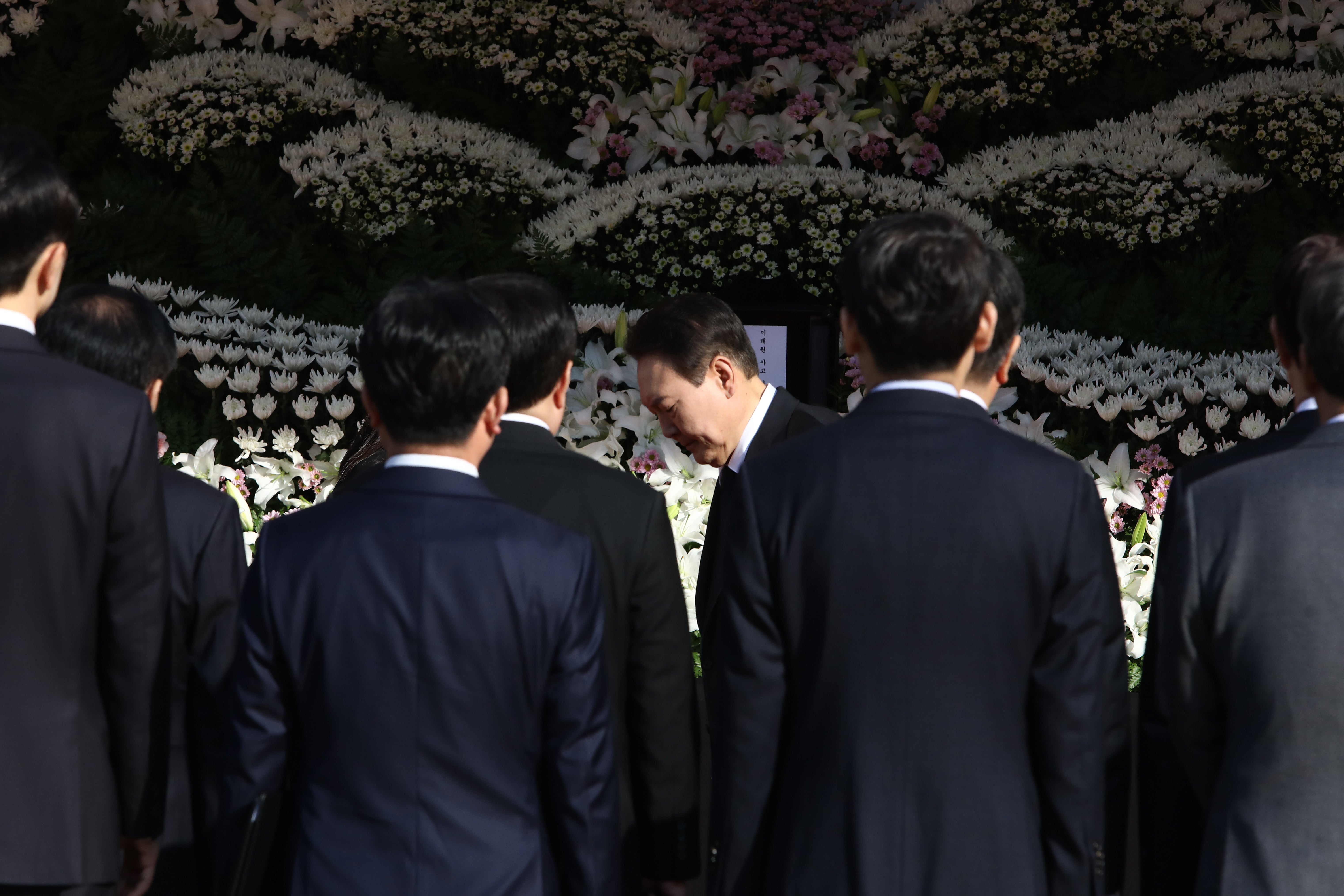 El presidente Yoon Suk-yeol visita un altar en memoria de las víctimas