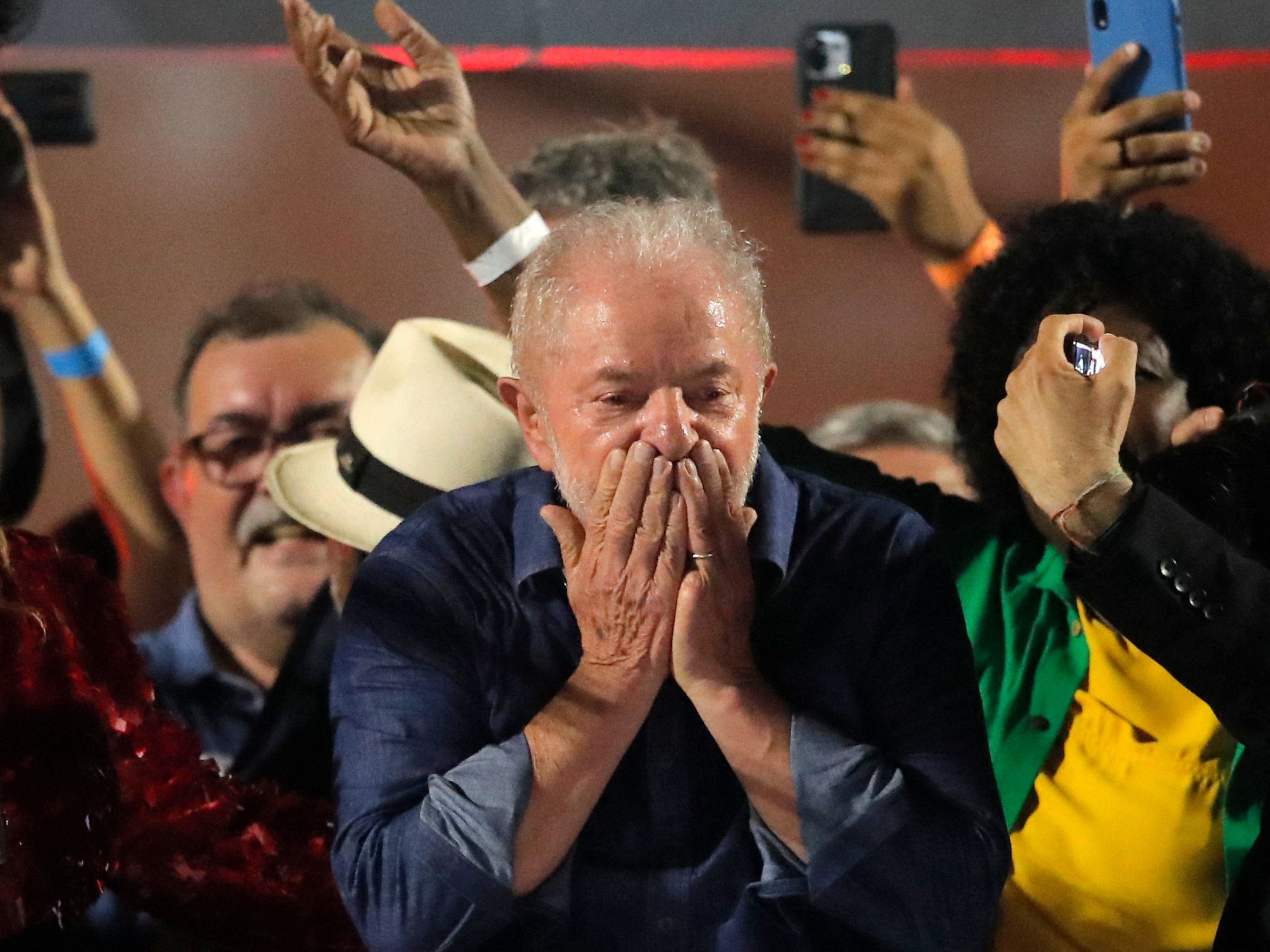 El presidente electo de Brasil del Partido de los Trabajadores izquierdista, Luiz Inácio Lula da Silva, saluda a sus seguidores en Sao Paulo tras derrotar a Jair Bolsonaro