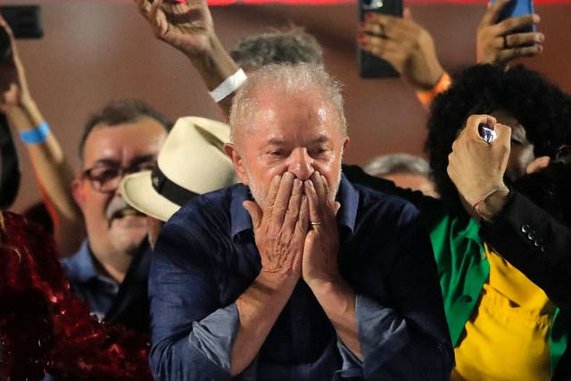 <p>El presidente electo de Brasil del Partido de los Trabajadores izquierdista, Luiz Inácio Lula da Silva, saluda a sus seguidores en Sao Paulo tras derrotar a Jair Bolsonaro</p>