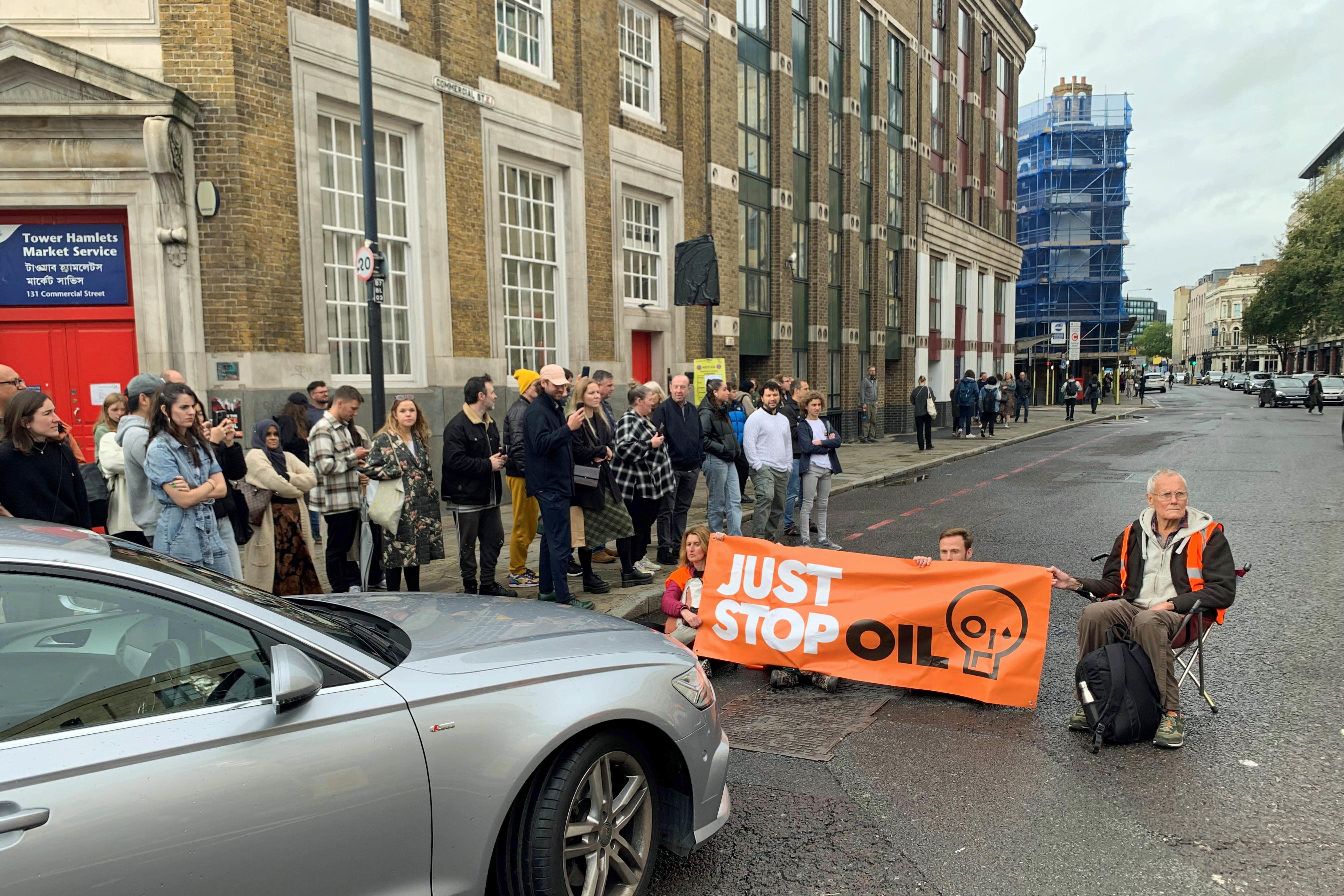Activistas bloquean el camino en Commercial Street, al este de Londres