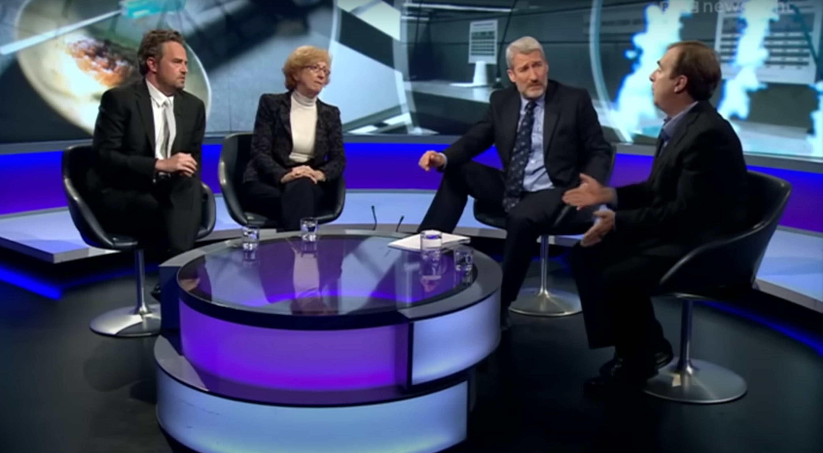 De izda. a dcha.: Matthew Perry, la baronesa Meacher, Jeremy Paxman y Peter Hitchens en ‘Newsnight’ en 2013