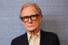 Bill Nighy habla en entrevista sobre la actuación de método, la jubilación y hasta su gusto por el azúcar