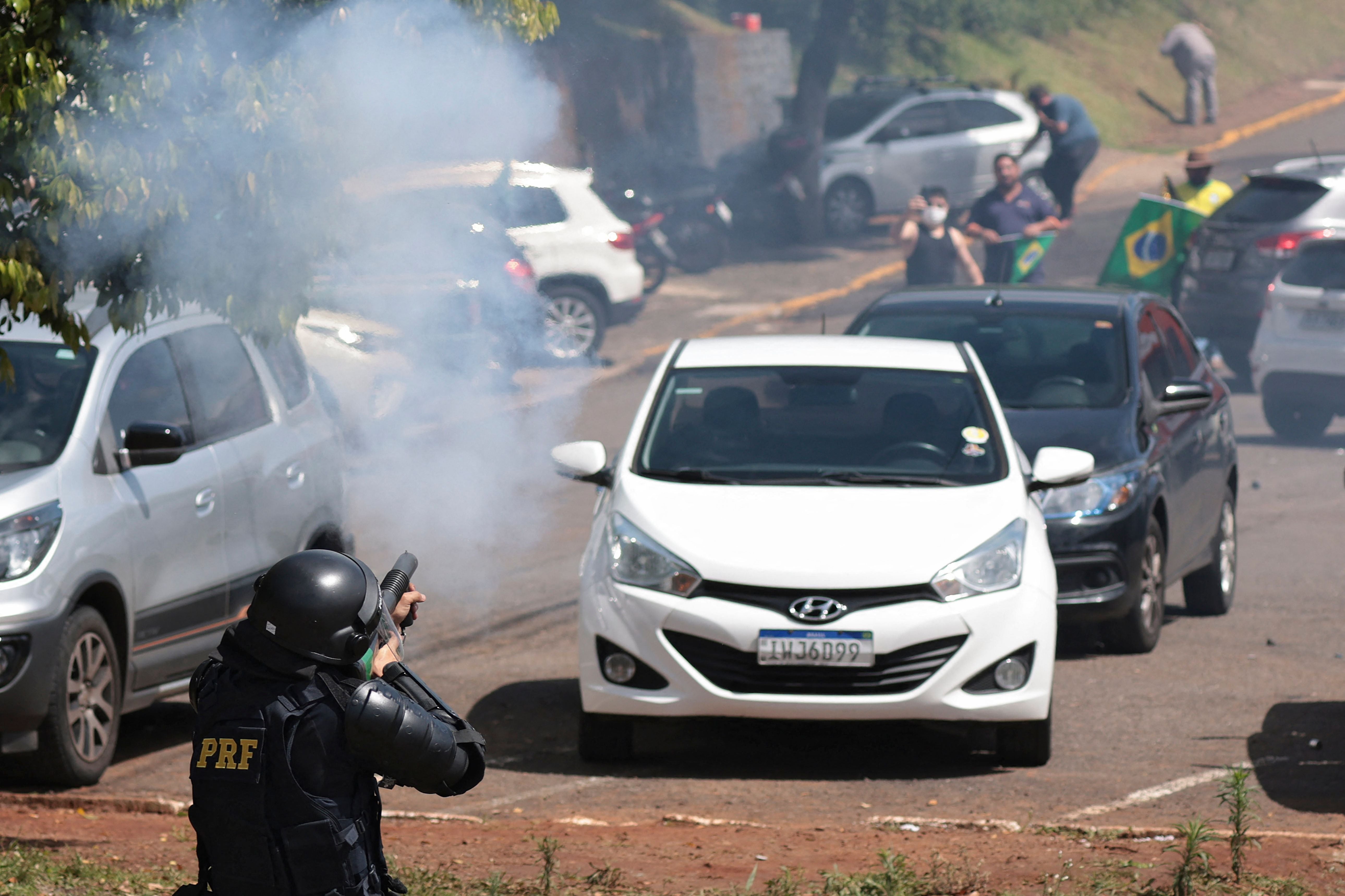 La policía militar dispara en un bloqueo realizado por partidarios de Bolsonaro en la carretera BR-116 en el estado de Rio Grande do Sul, Brasil