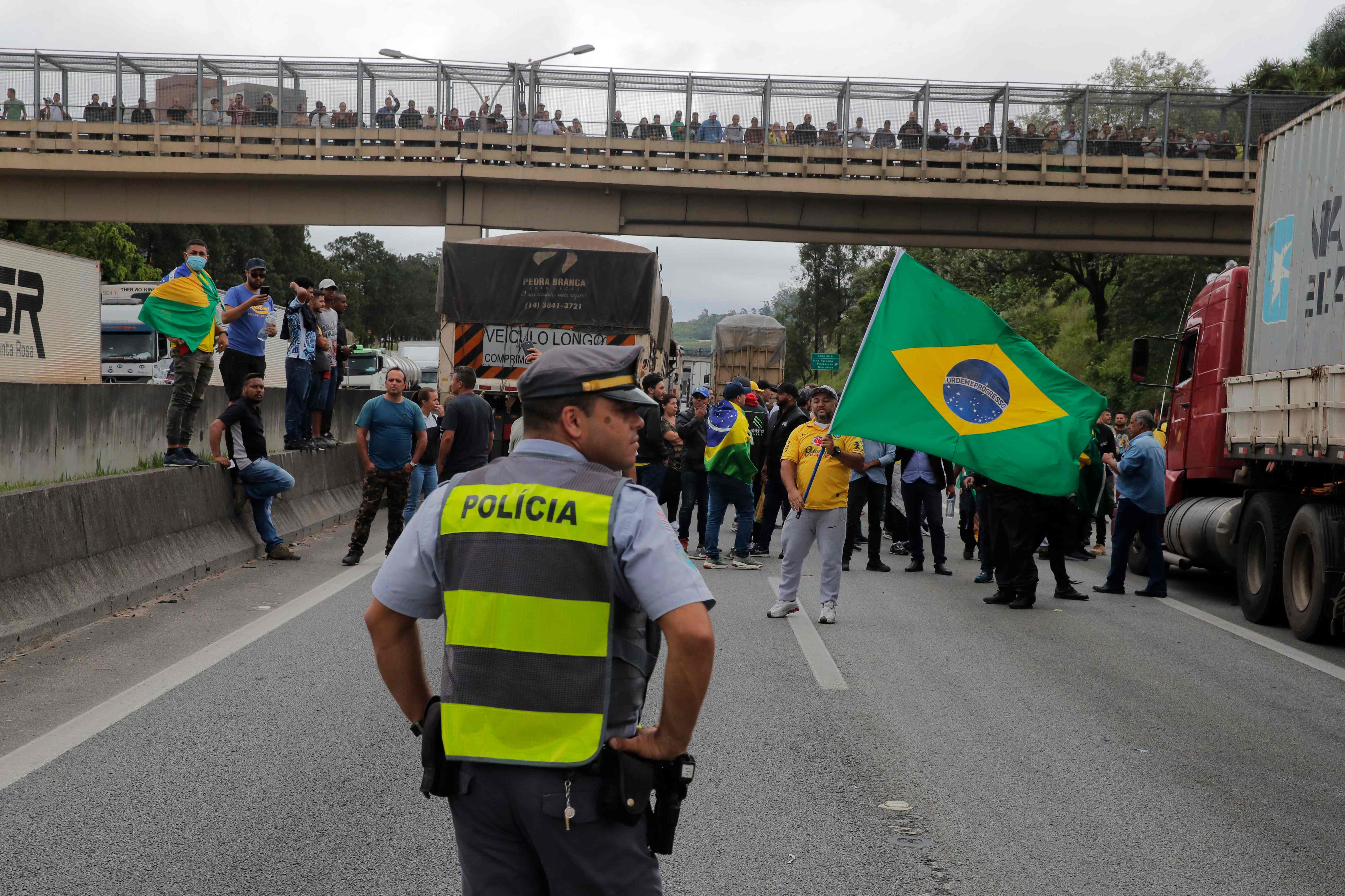 La policía observa cómo los partidarios de Bolsonaro bloquean la carretera de Castelo Branco, cerca de Sao Paulo, Brasil