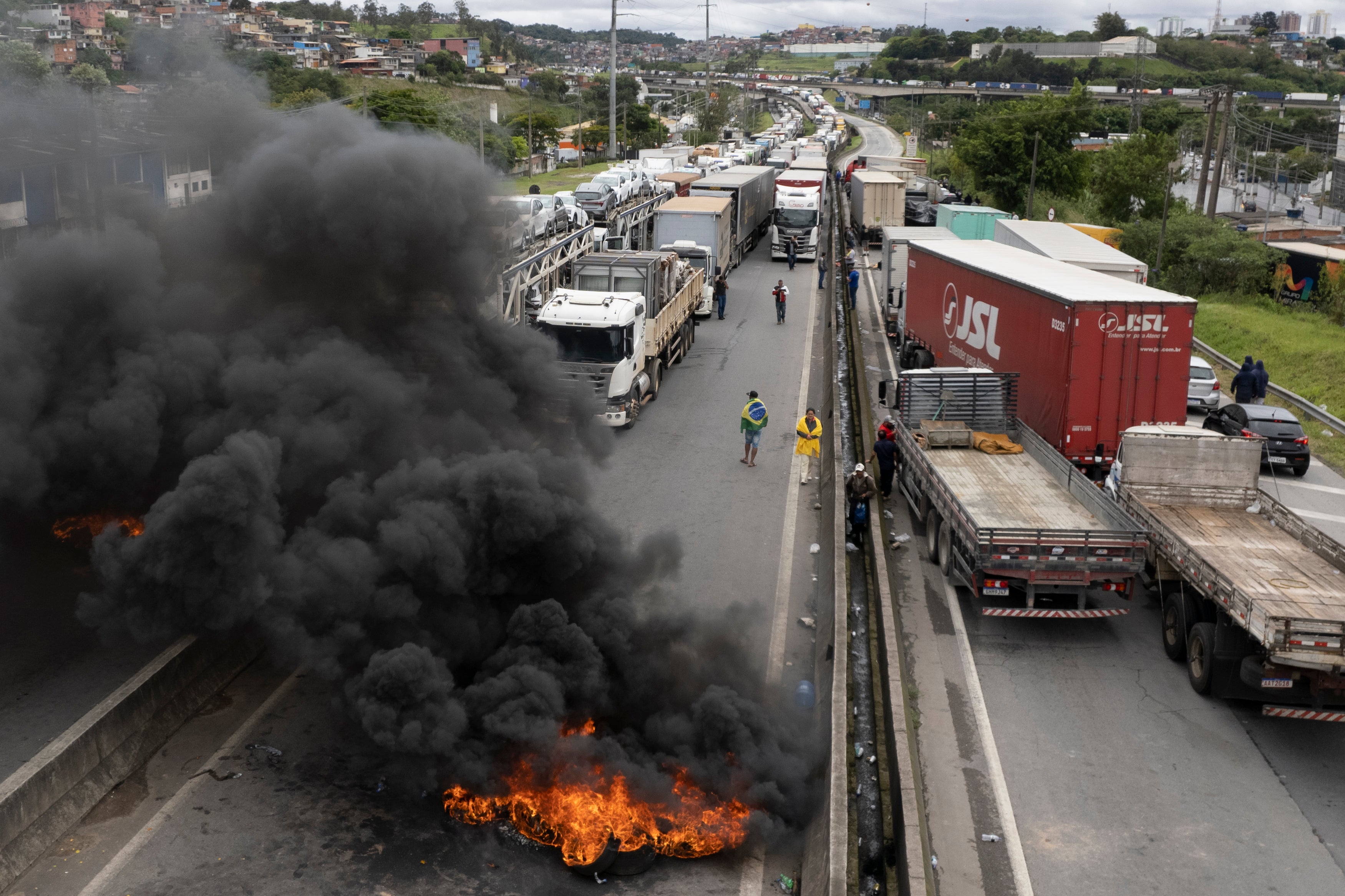 Camioneros pro-Bolsonaro bloquean una carretera cerca de Sao Paulo, Brasil, el martes