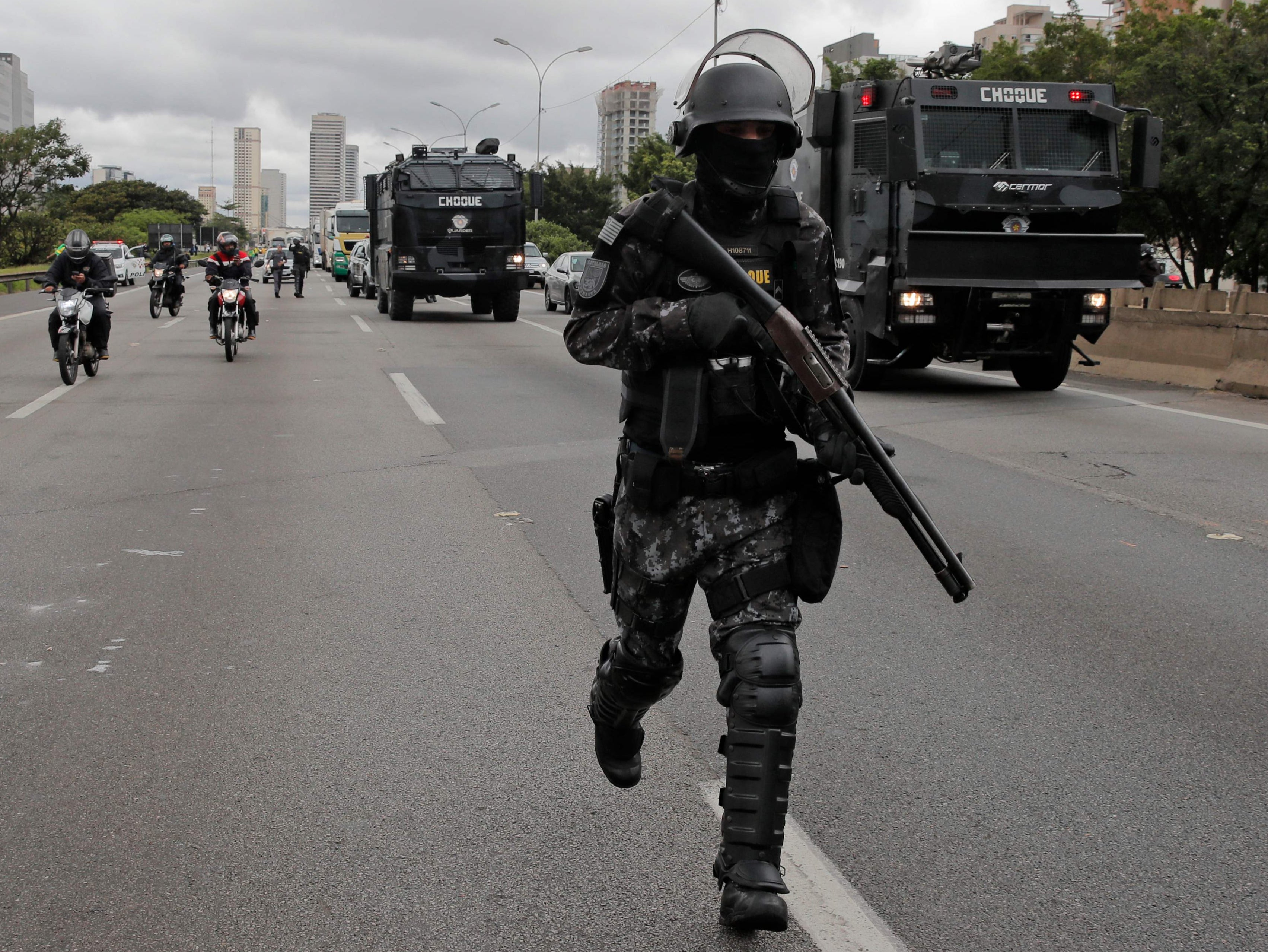 La policía militar trata de despejar un bloqueo de carretera por parte de los partidarios de Bolsonaro en las afueras de Sao Paulo