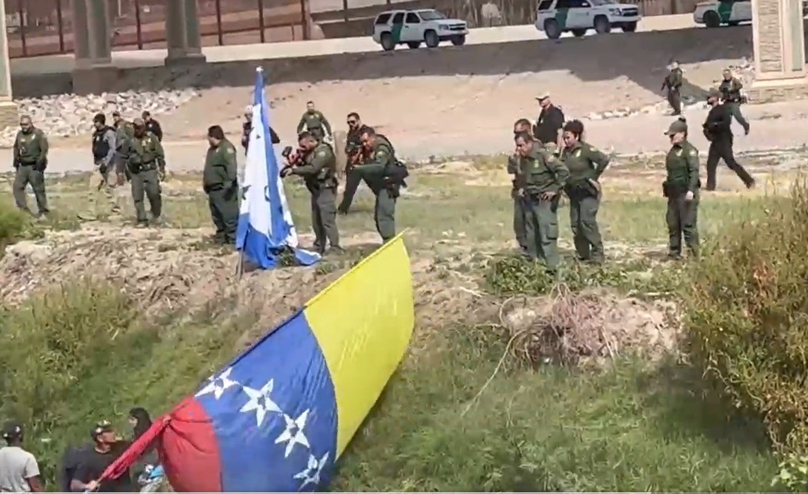 Patrulla Fronteriza dispara balas de goma a migrantes que se manifestaban en la frontera