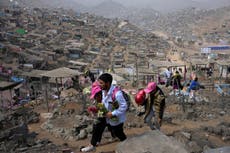 Perú: miles visitan a muertos tras dos años de restricciones