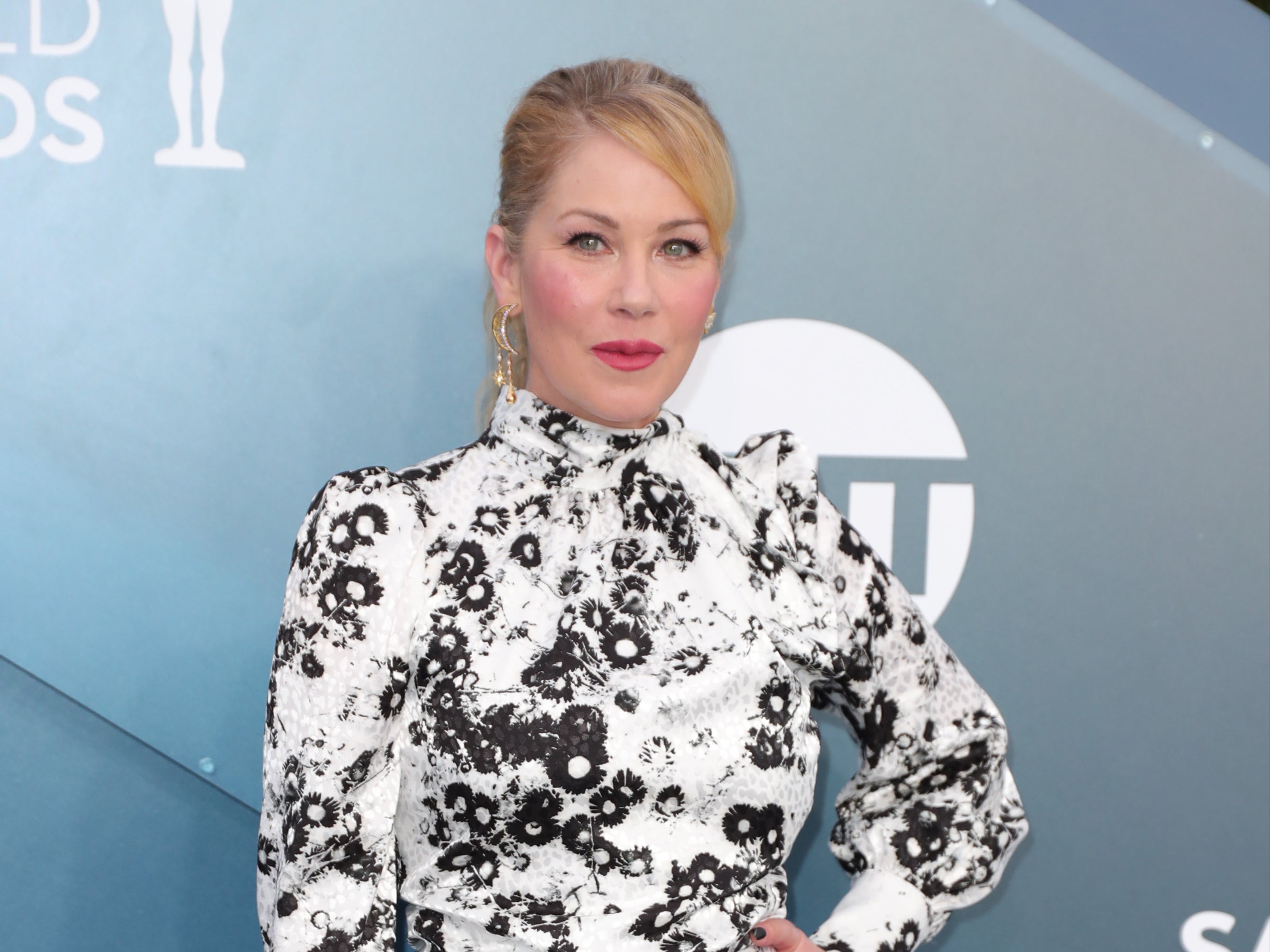 Christina Applegate recuerda los síntomas de esclerosis múltiple que ignoró antes del diagnóstico