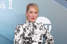 Christina Applegate recuerda los síntomas de esclerosis múltiple que ignoró antes del diagnóstico