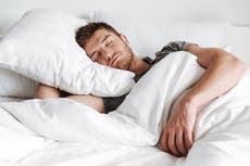 Psicólogo revela el principal “enemigo del sueño” y cómo solucionarlo en “15 minutos”