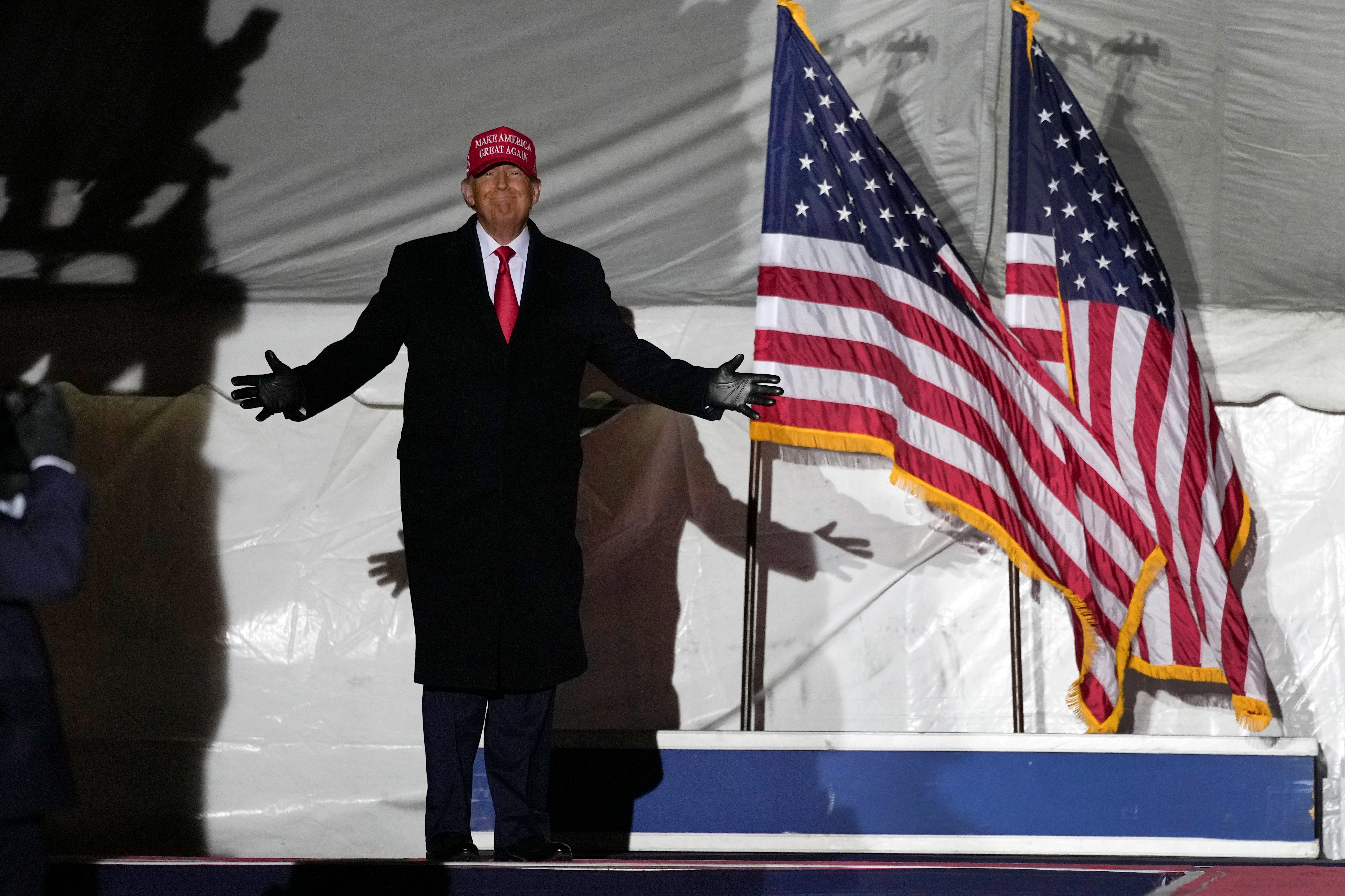 El expresidente Donald Trump llega para hablar en un mitin en Sioux City, Iowa, el jueves