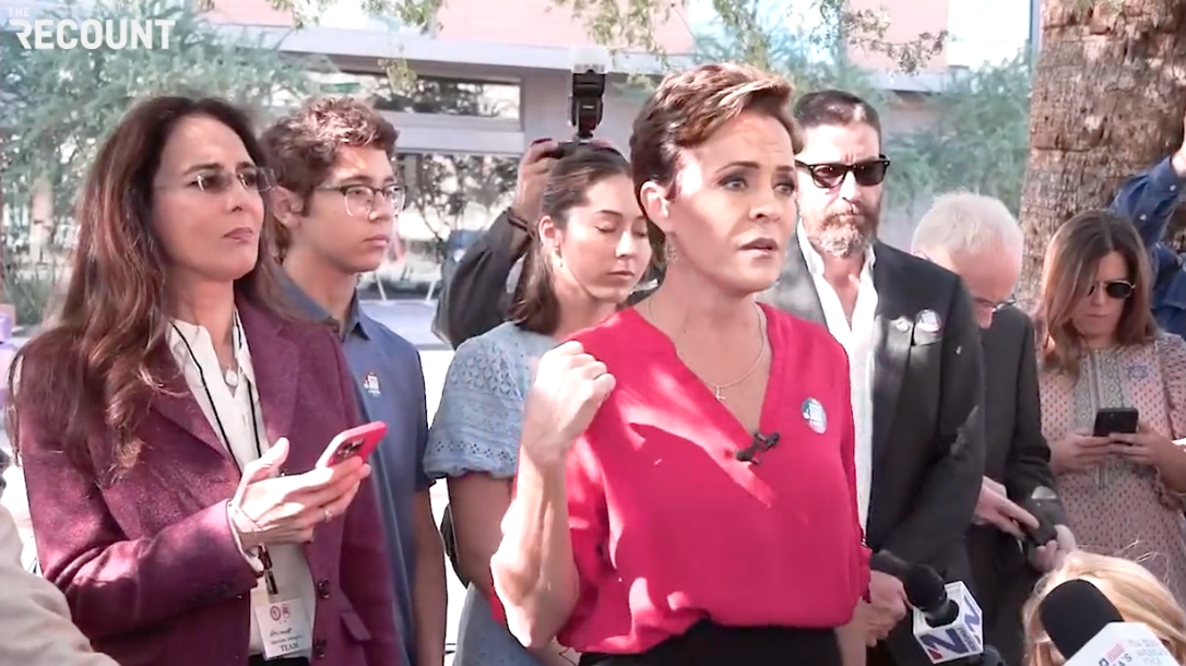 Kari Lake es interrumpida por canción anti-Trump durante conferencia de prensa y amenaza a reporteros