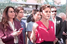 Kari Lake es interrumpida por canción anti-Trump durante conferencia de prensa y amenaza a reporteros