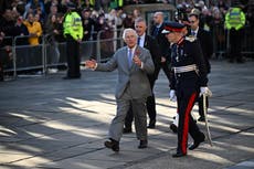 Hombre protesta aventándole huevos al rey Carlos III en Yorkshire; arrestan al sospechoso