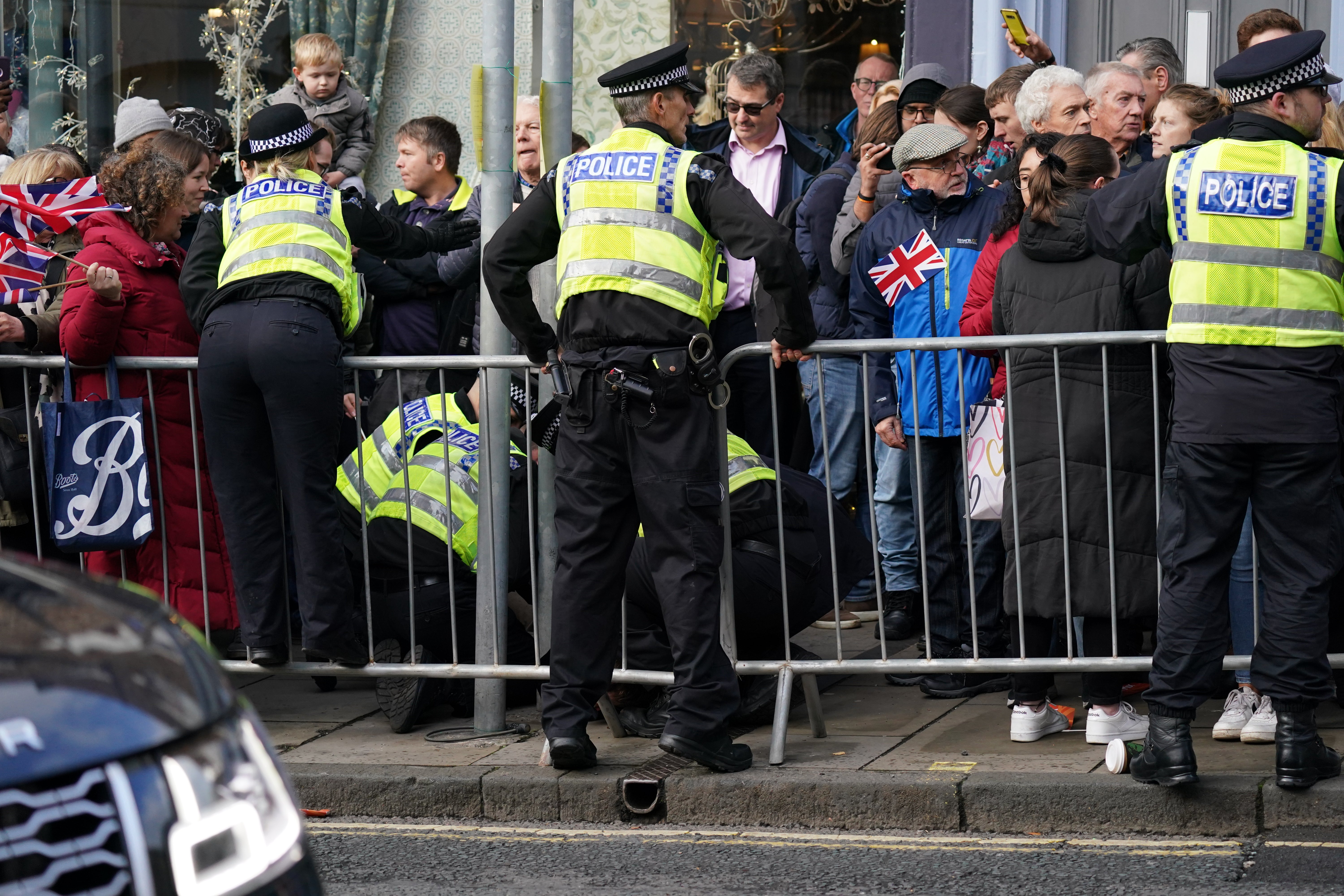 La policía detiene a un manifestante después de que le lanzara huevos al rey y a la reina consorte