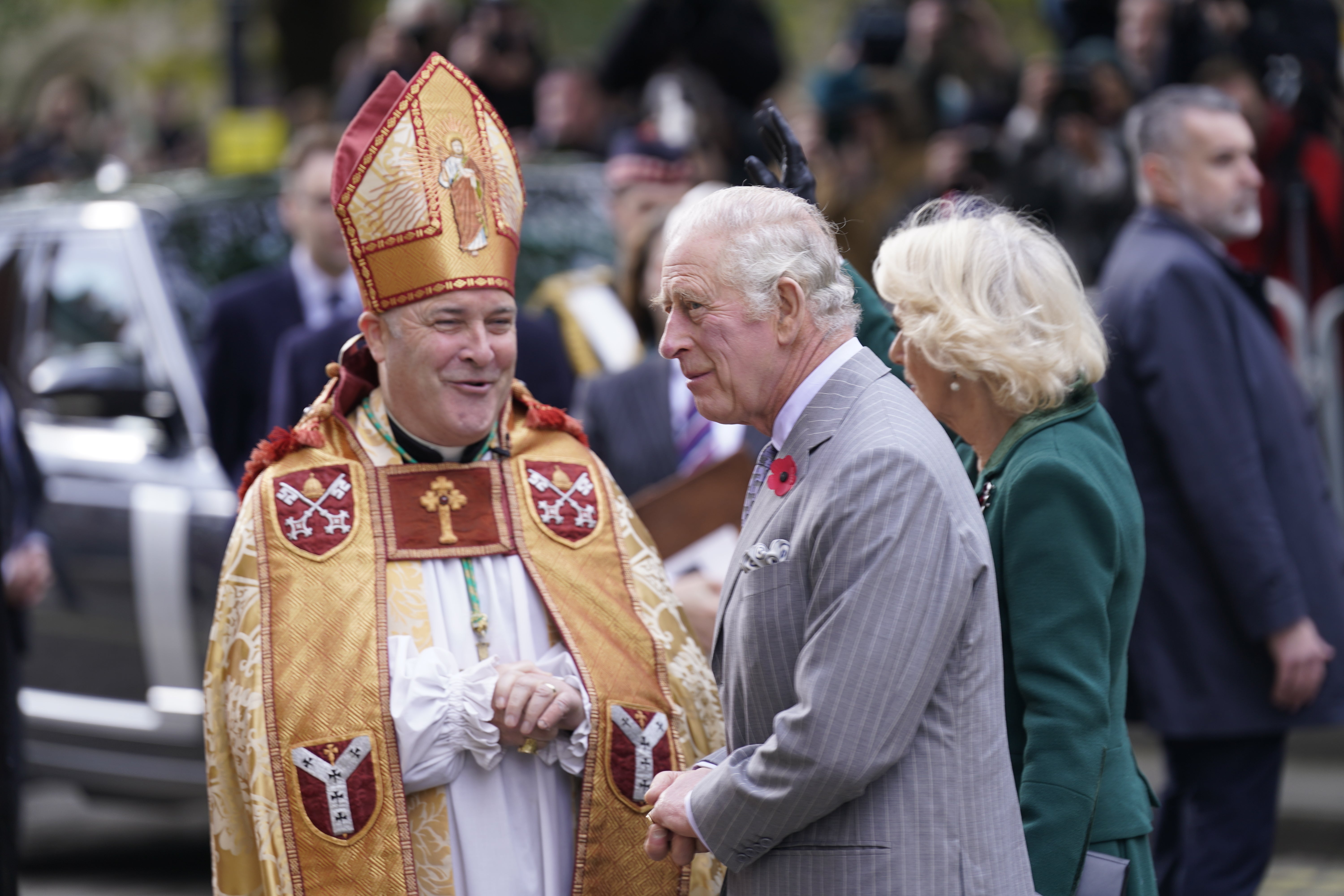 El arzobispo de York, Stephen Cottrell, recibe al rey Carlos III y a la reina consorte