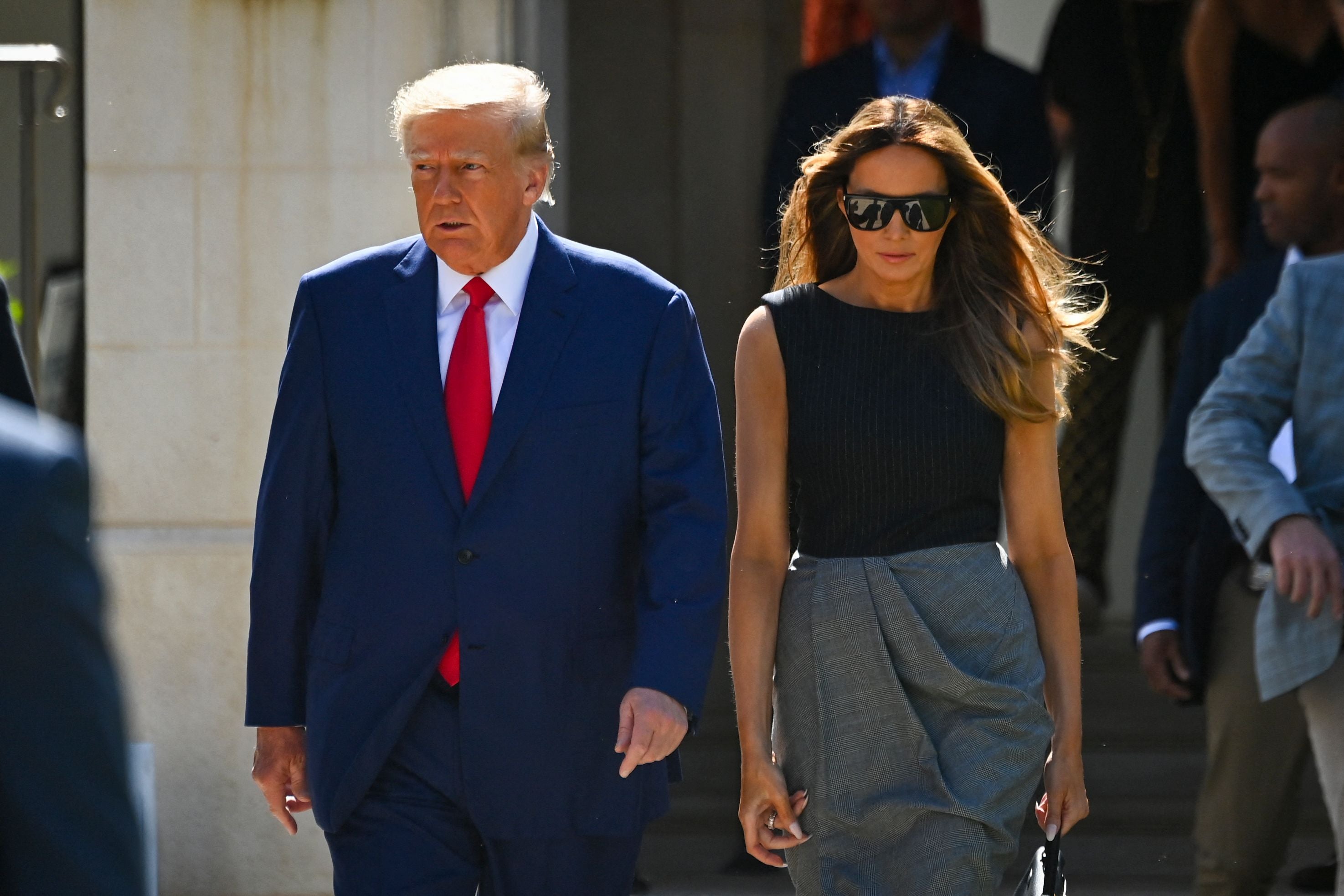Donald y Melania Trump salen de un recinto electoral tras votar en las elecciones de mitad de mandato de EEUU en Palm Beach, Florida, el 8 de noviembre de 2022
