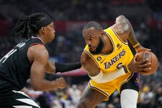 LeBron se lesiona y Clippers se imponen 114-101 a Lakers