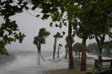 Nicole, un raro huracán en noviembre, toca tierra en Florida