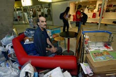 Muere en aeropuerto de París iraní que inspiró "La Terminal"