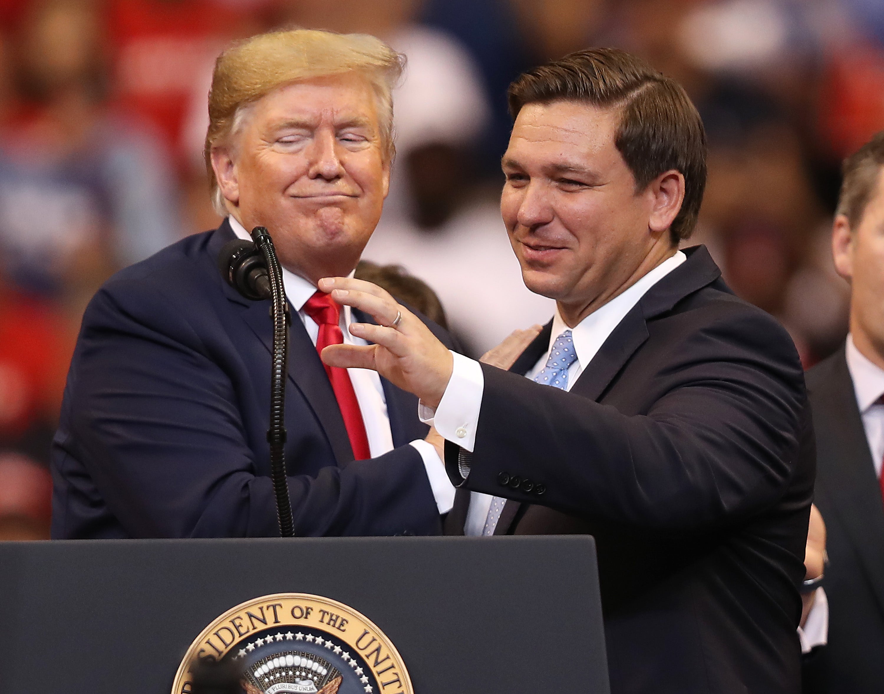 El presidente de los Estados Unidos, Donald Trump, presenta al gobernador de Florida, Ron DeSantis, durante un mitin de campaña de bienvenida en el BB&T Center el 26 de noviembre de 2019 en Sunrise, Florida.