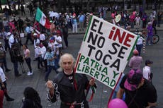 Opositores y ciudadanos marchan contra la iniciativa de Reforma Electoral del presidente López Obrador