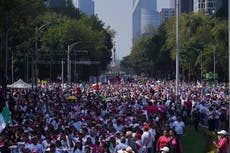 Miles de mexicanos marchan contra reforma electoral y AMLO