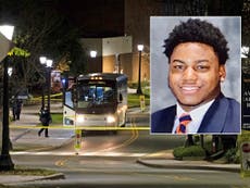 Buscan al estudiante que mató a tres personas en un tiroteo en la Universidad de Virginia