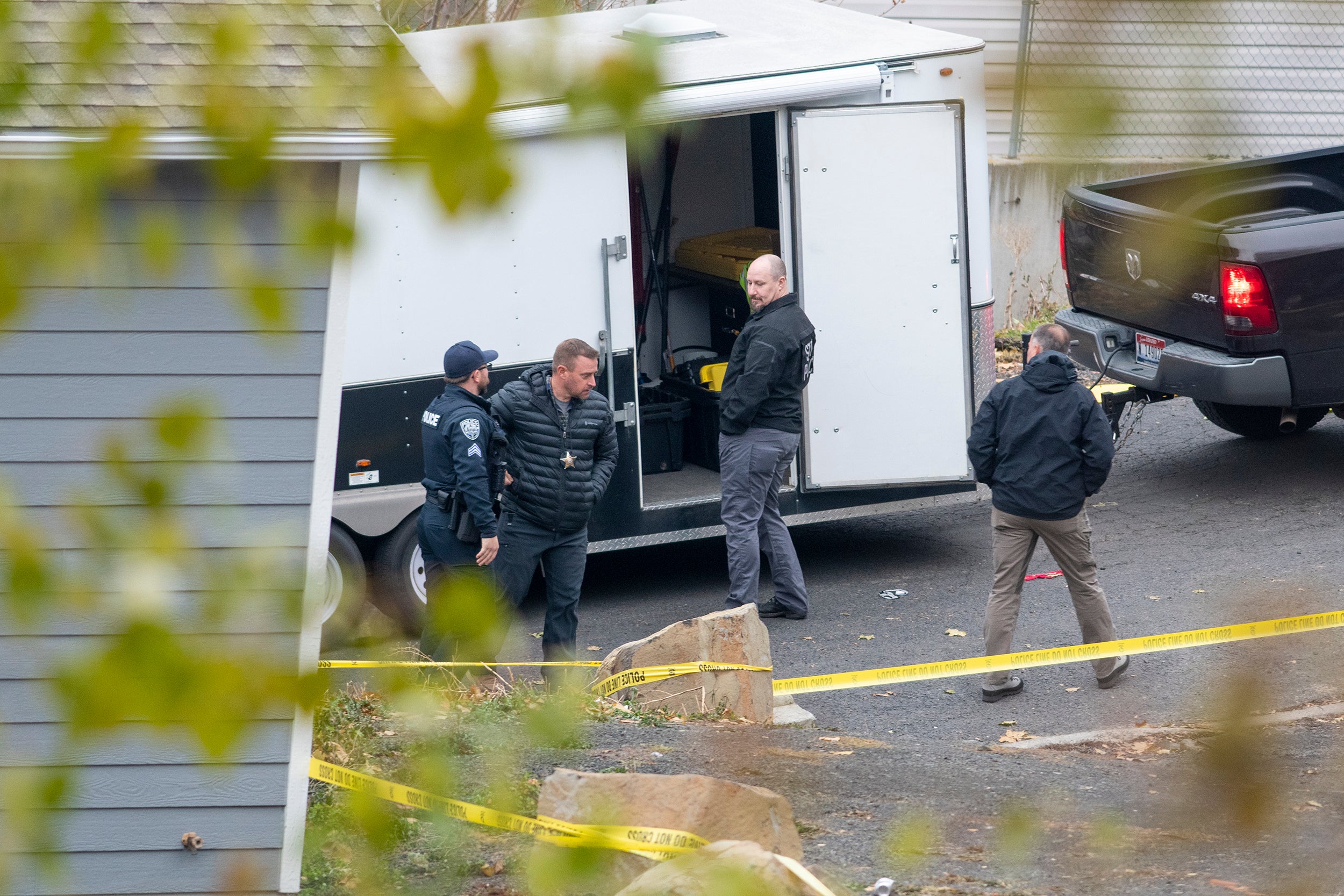 Agentes de policía en la escena del asesinato cuádruple en Moscow, Idaho