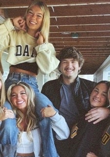 Ethan Chapin (20 años), Madison Mogen (21), Xana Kernodle (20) y Kaylee Goncalves (21) en una última foto juntos