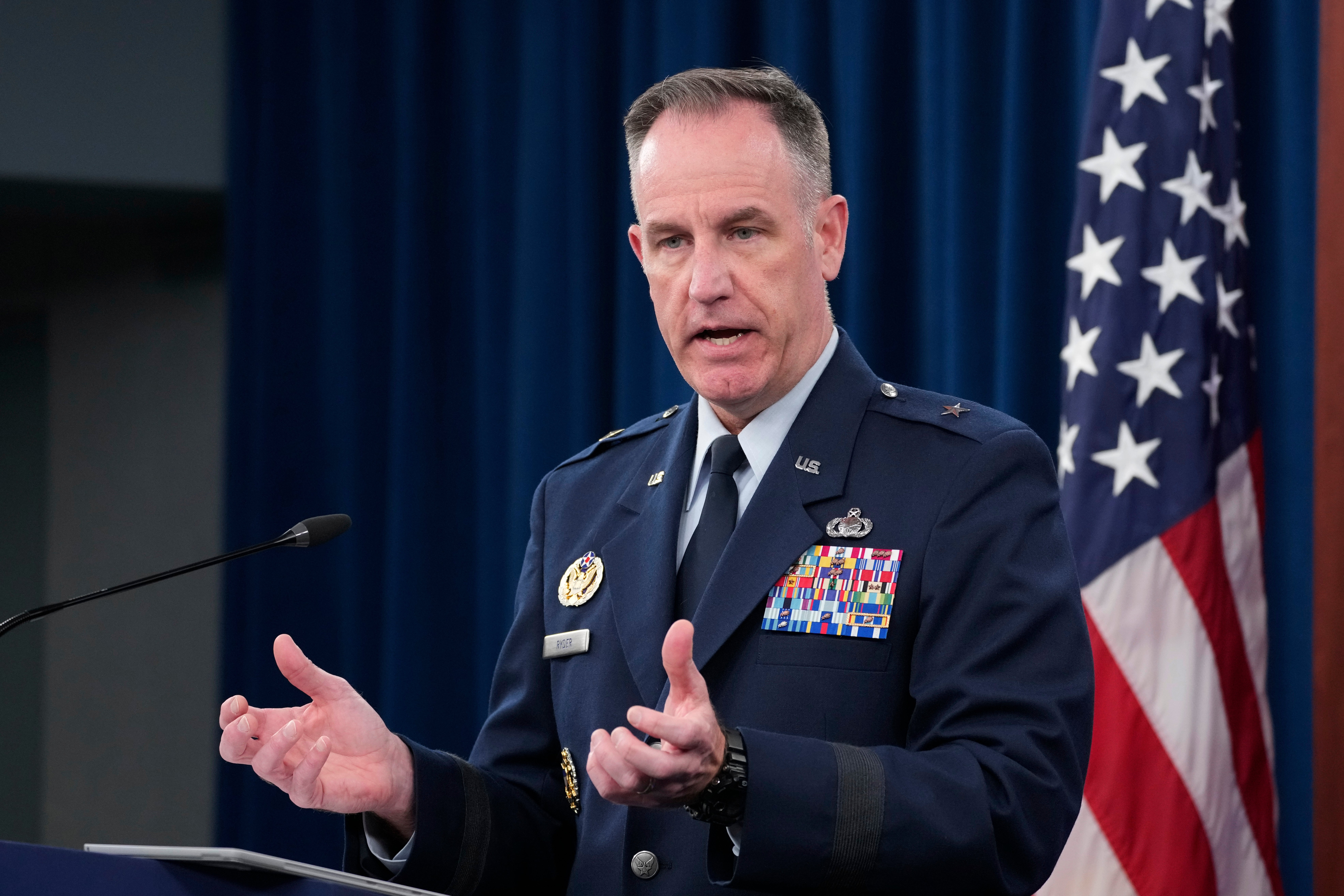 El portavoz del Pentágono, el general de brigada de la Fuerza Aérea Patrick Ryder, habla durante una sesión informativa en el Pentágono en Washington