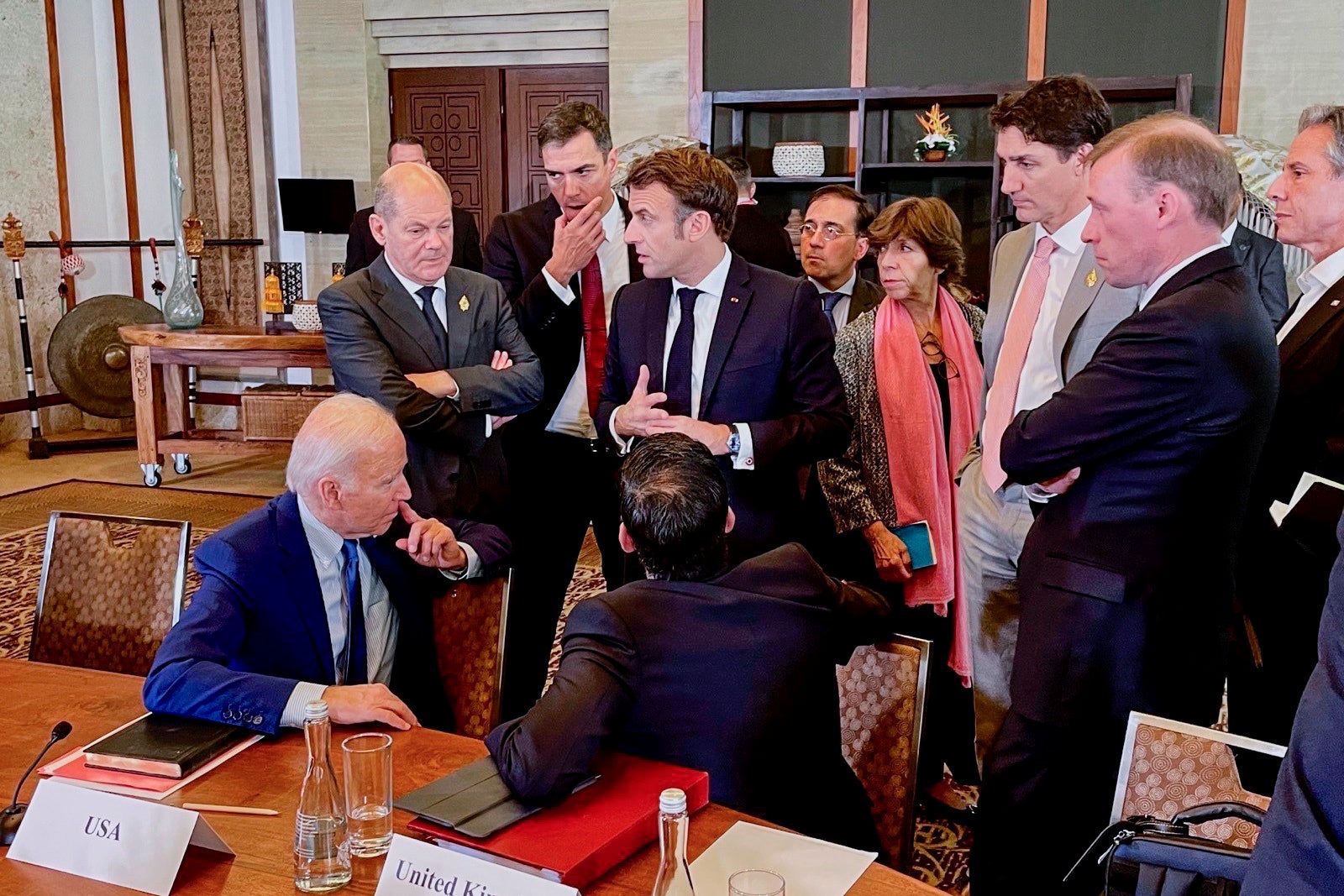 Líderes mundiales como Joe Biden y Rishi Sunak (sentados) discuten el ataque a Polonia en el G20 en Bali