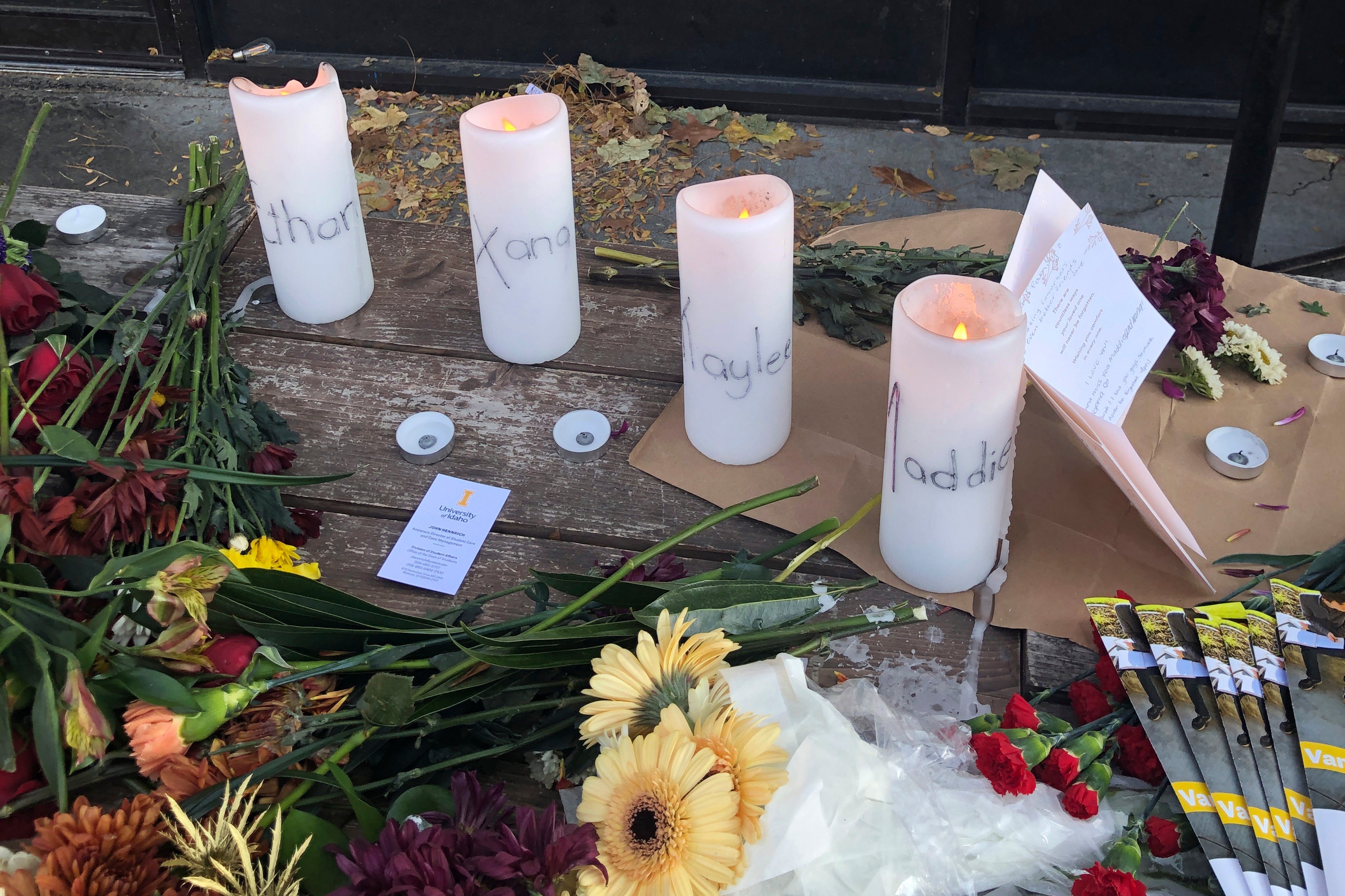 Dejan velas y flores en un monumento improvisado en honor a los cuatro estudiantes asesinados de la Universidad de Idaho