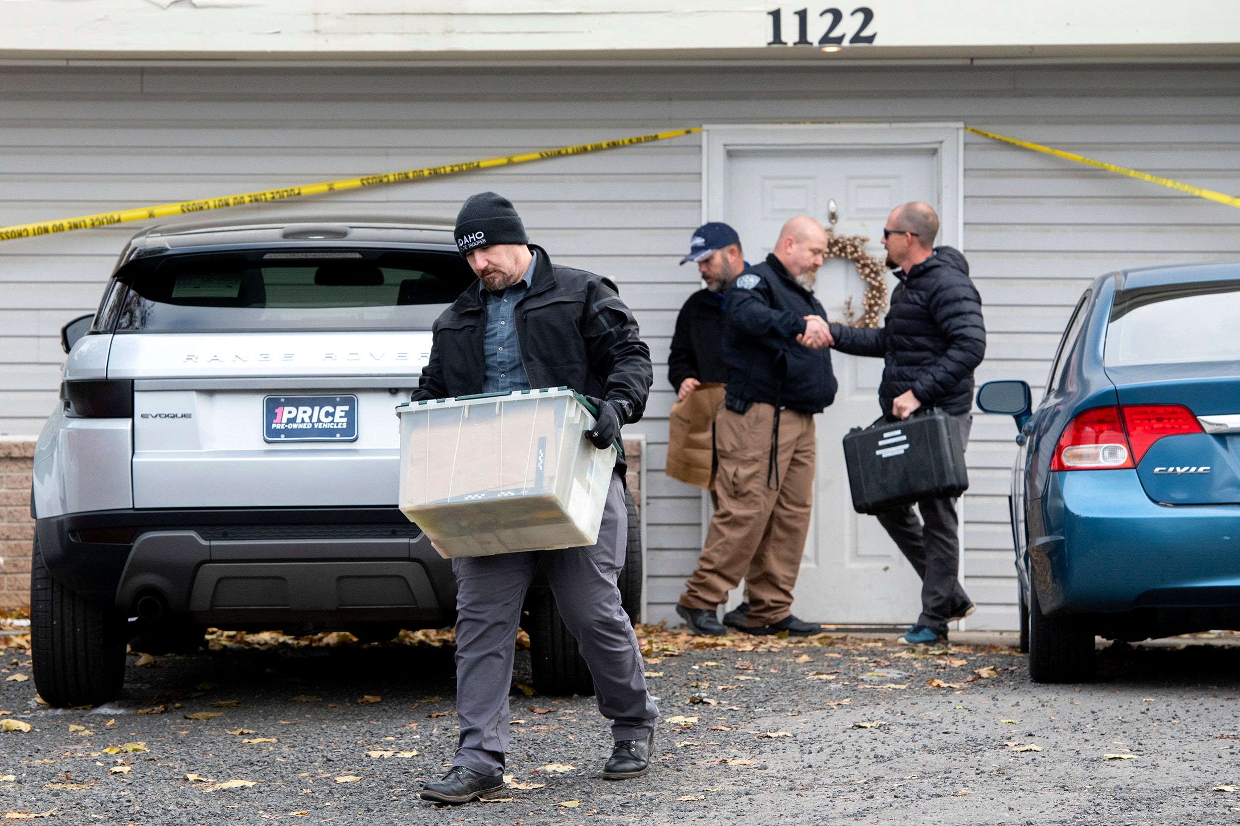 Los agentes retiran las pruebas de la casa donde fueron asesinados cuatro estudiantes de la Universidad de Idaho