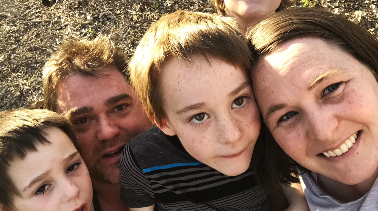 Heather y Scott Wallace, padres originarios de Waco, con sus tres hijos Aiden, Liam y Declan