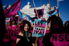 Madres de niños LGBTQ unen fuerzas en América Latina