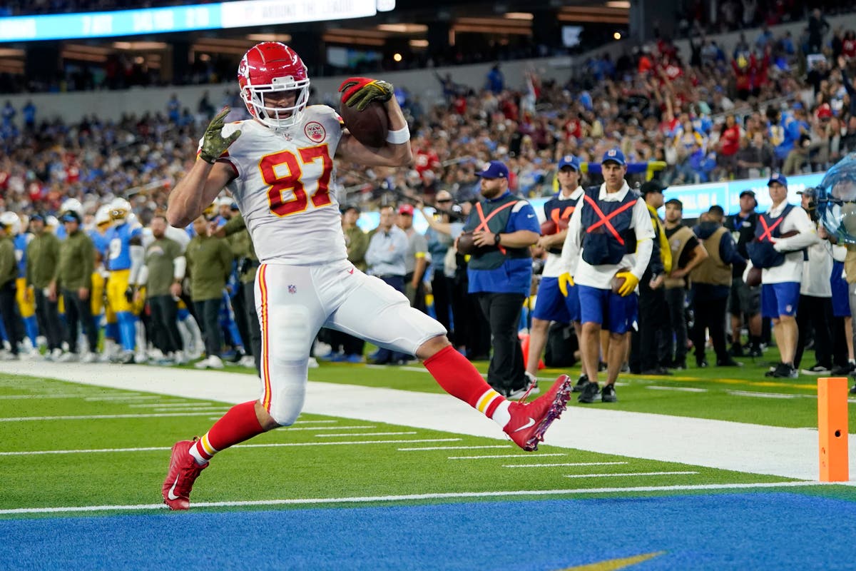 El pase de fantasía de Mahomes para TD en triunfo de Chiefs a Chargers -  Para Ganar